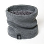 Grauer Strickschal mit Fleecefutter, Winteraccessoire, warm, unisex, modisch.