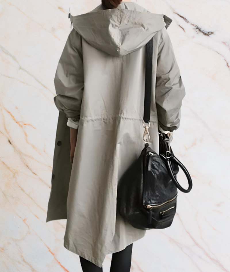 Damen-Trenchcoat beige, Kapuze, langer Schnitt, Herbstmode, eleganter Stil, Rückansicht.