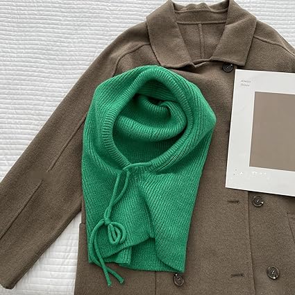 Grüner Strickschal auf braunem Wollmantel, stilvolle Wintermode Accessoires.