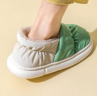 Grüner und weißer Hausschuh, warm gefüttert, rutschfeste Sohle, gemütlich, Unisex.