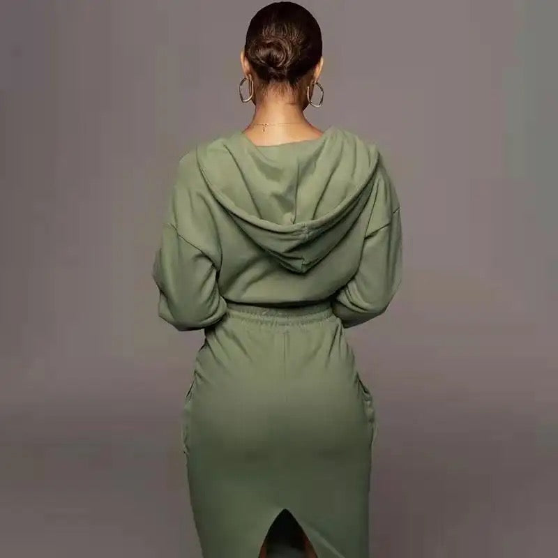 Frau in grünem Kapuzenkleid, Rückansicht, elegantes Design, Freizeitmode, Herbstkleidung.