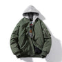Grüne Bomberjacke mit grauer Kapuze, Reißverschluss, Herrenmode, lässig, Streetwear.