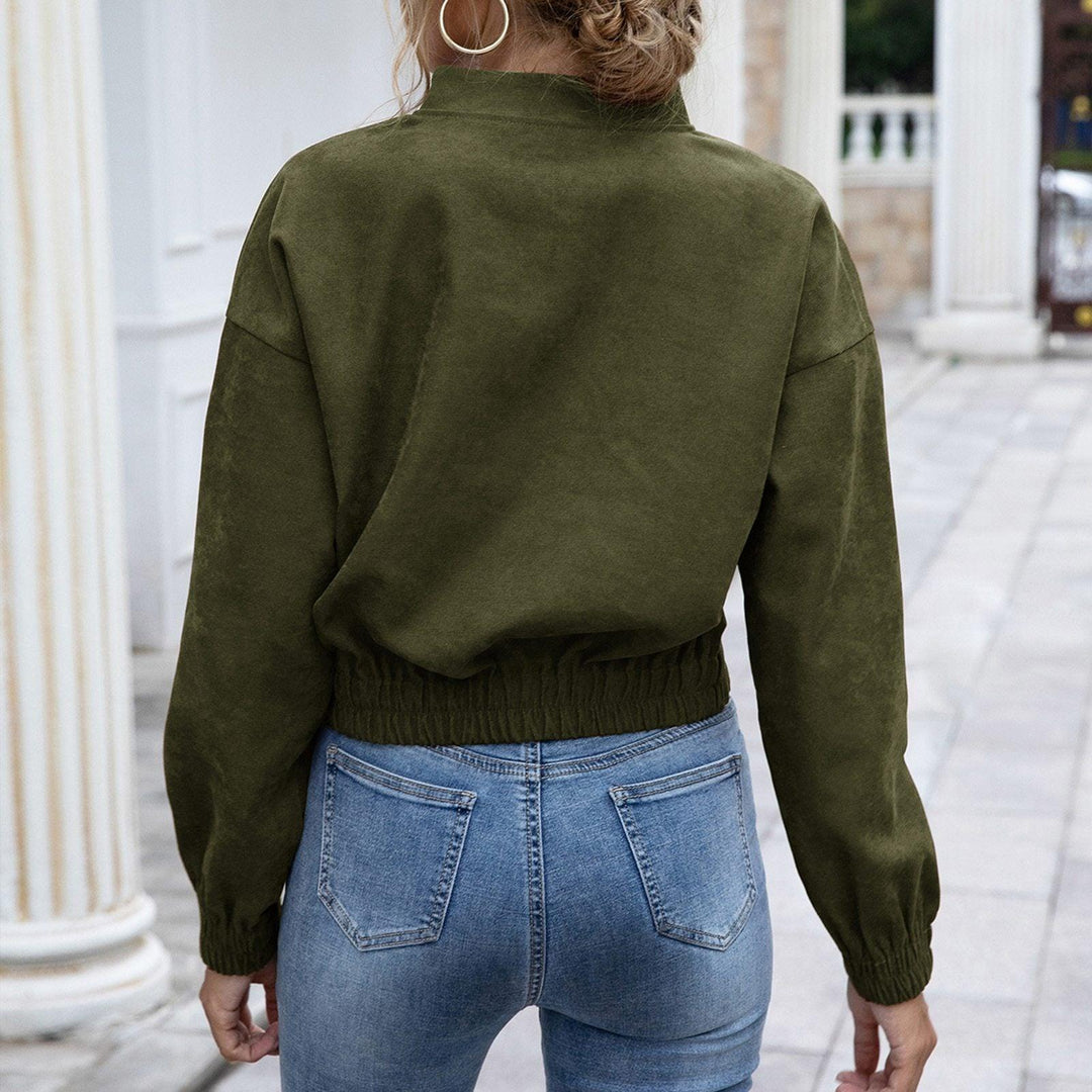 Frau in olivgrüner Jacke und blauer Jeans, Rückansicht, lässige Mode, Herbstoutfit.