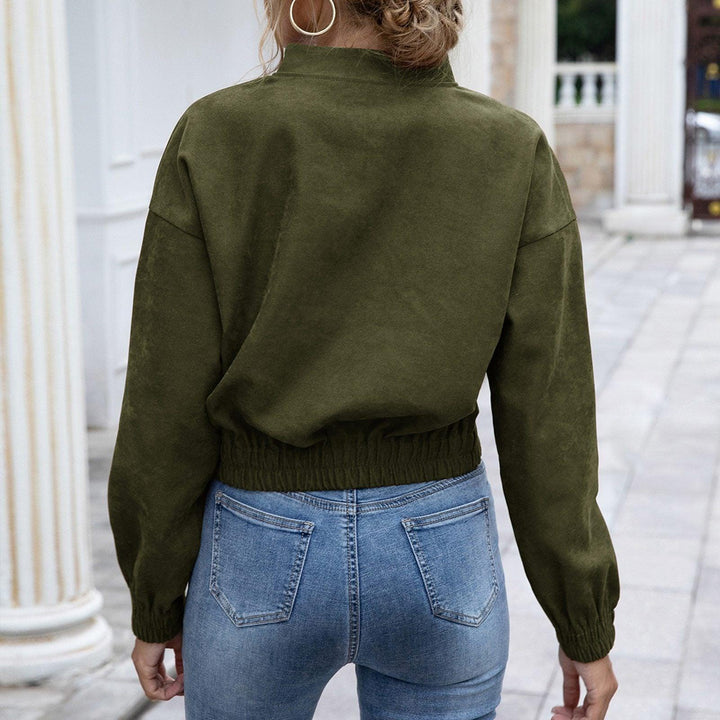 Frau in olivgrüner Jacke und blauer Jeans, Rückansicht, lässige Mode, Herbstoutfit.
