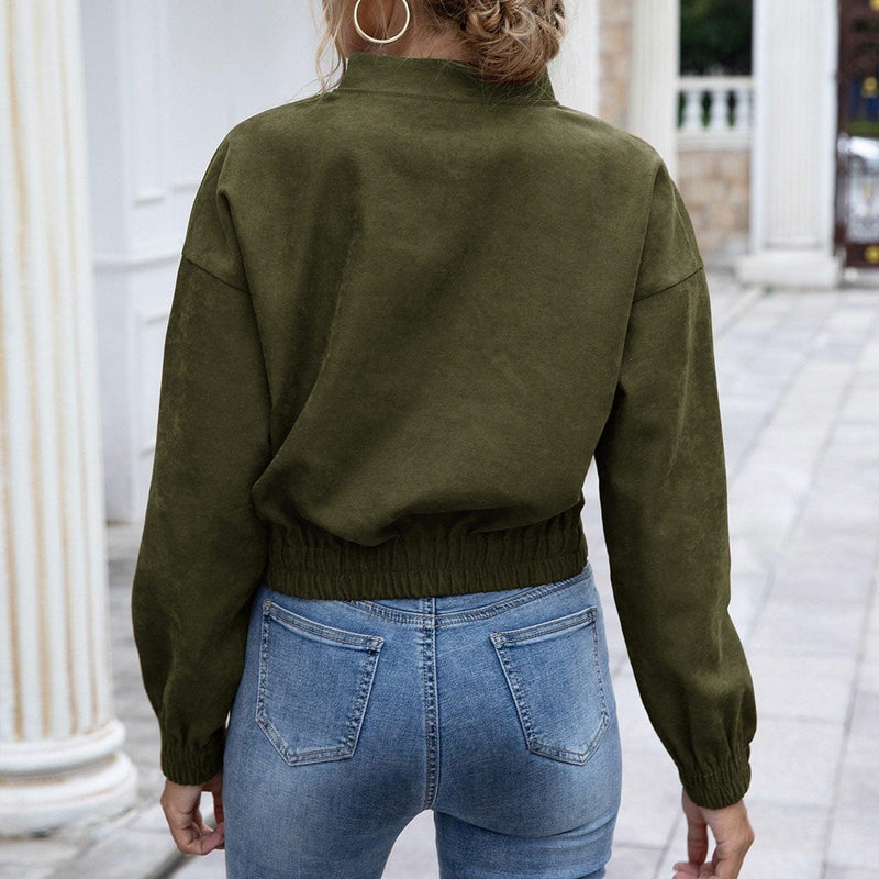 Frau in olivgrüner Jacke und blauer Jeans, Rückansicht, lässige Mode, Herbstoutfit.