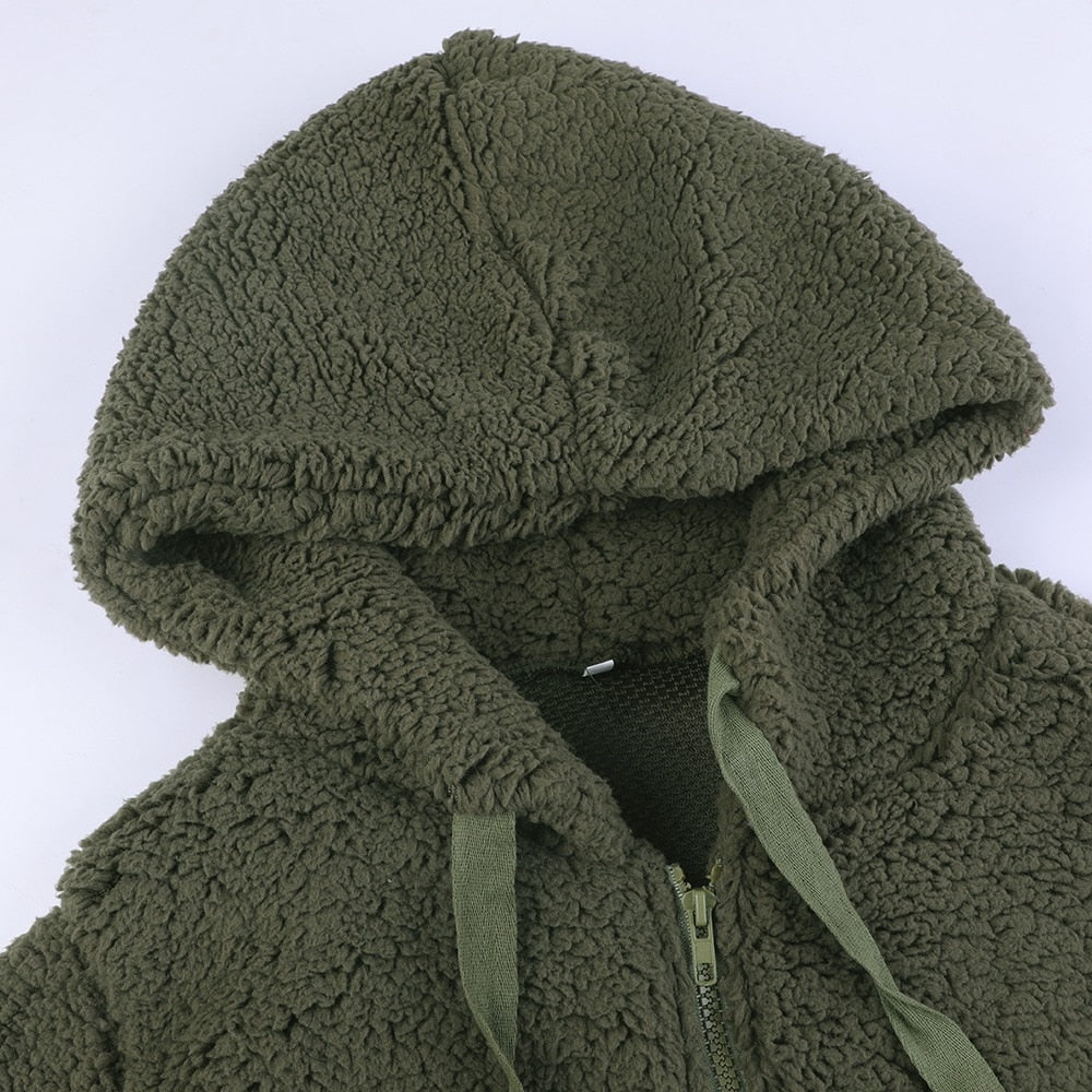 Grüne Fleecejacke mit Kapuze, Reißverschluss, warm, kuschelig, Wintermode für Damen.