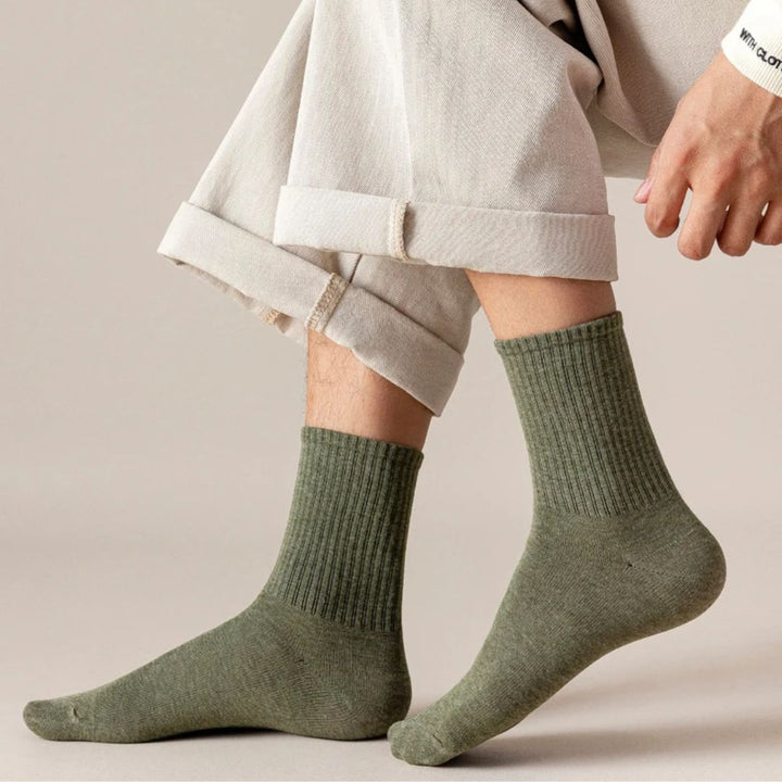 Grüne Baumwollsocken, gerippt, unisex, bequem, nachhaltig, modisch, beige Hose.