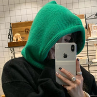 Grüne Strickkapuze, Damenmode, Selfie, iPhone, schwarzer Pullover, trendiges Accessoire
