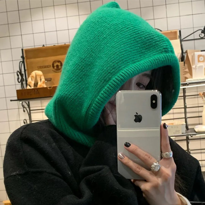 Grüne Strickkapuze, Damenmode, Selfie, iPhone, schwarzer Pullover, trendiges Accessoire