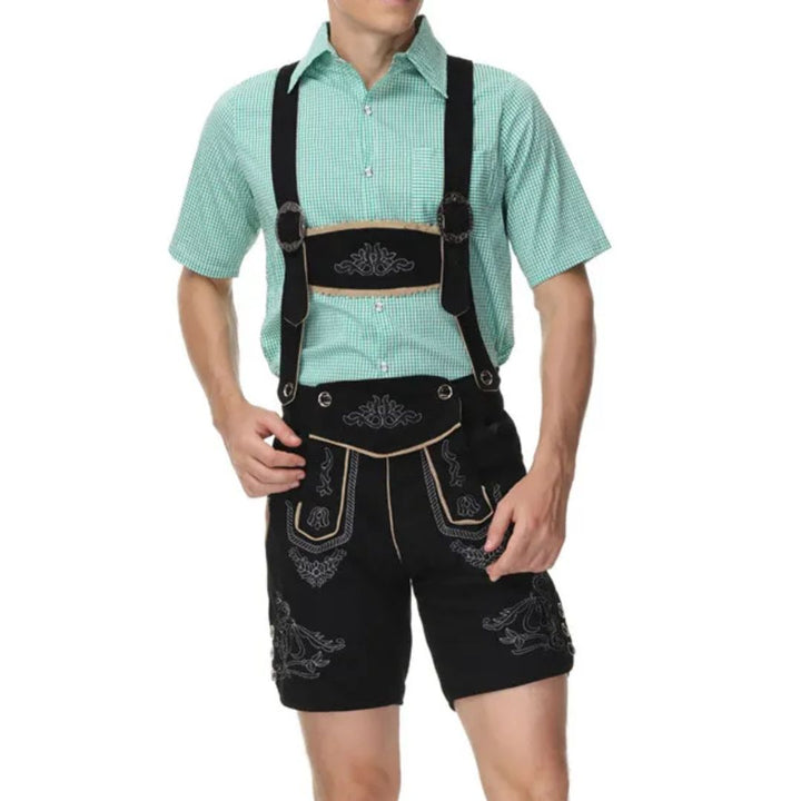 Mann in traditioneller Lederhose und grünem Hemd, bayerische Tracht, Oktoberfest-Kleidung.