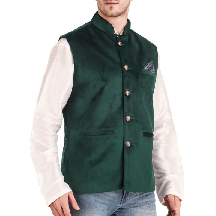 Grüne Herrenweste, Stehkragen, Knopfleiste, elegantes Design, festliche Mode.