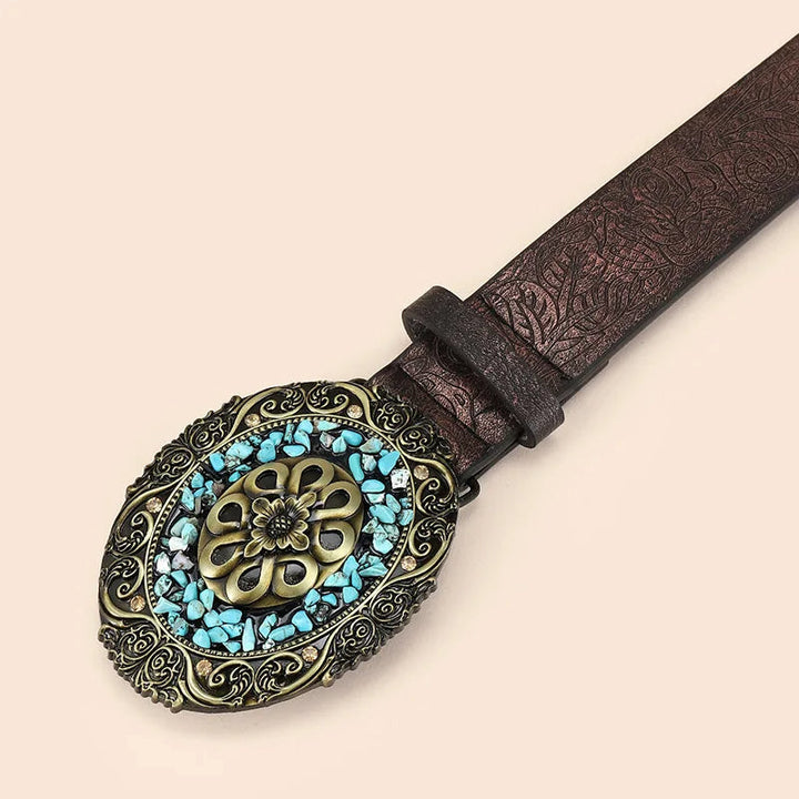 Brauner Ledergürtel mit antiker, verzierten Schnalle und türkisfarbenen Steinen.