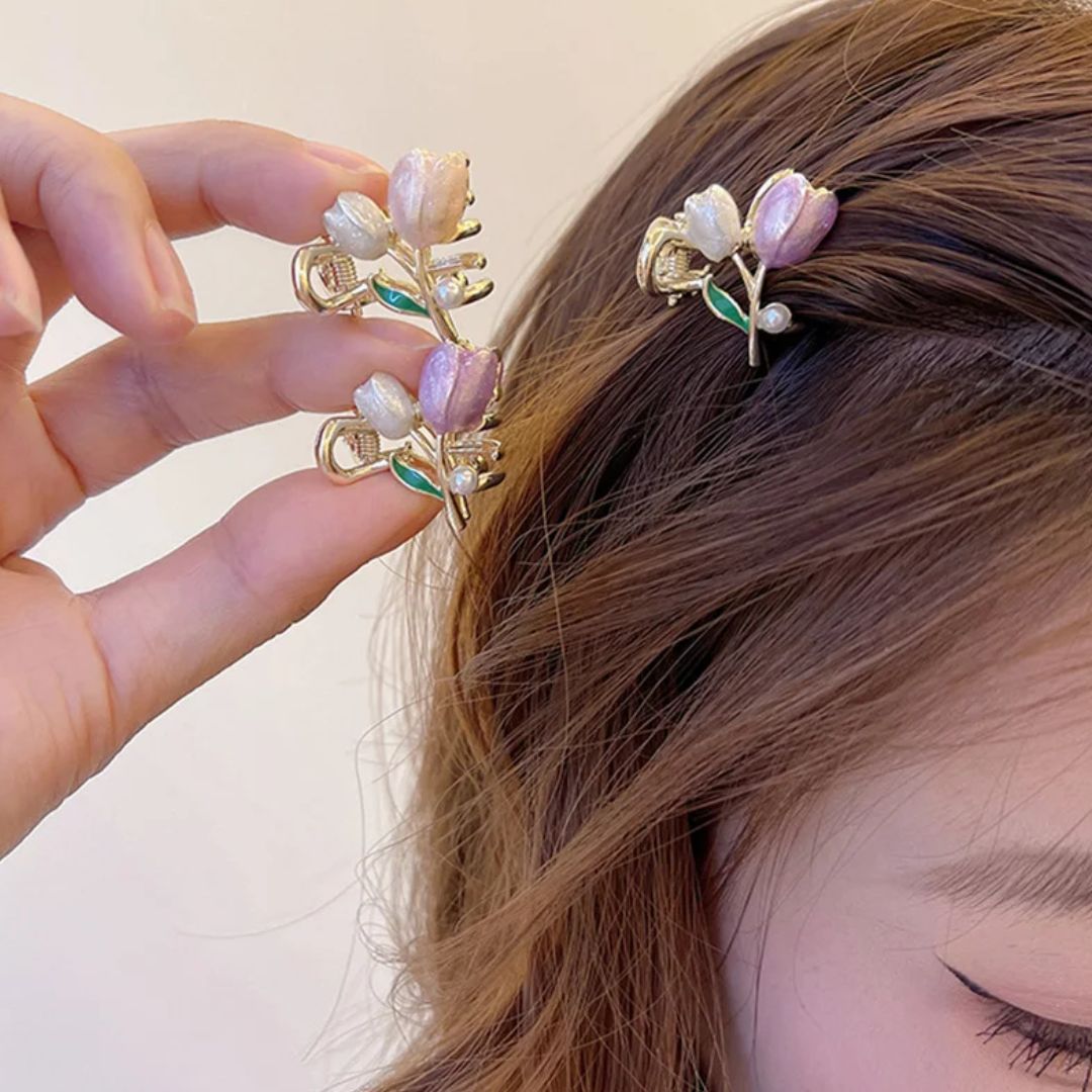 Frau mit Haarspange, goldene Blumenform, lila Blüten, modisches Accessoire, eleganter Look.