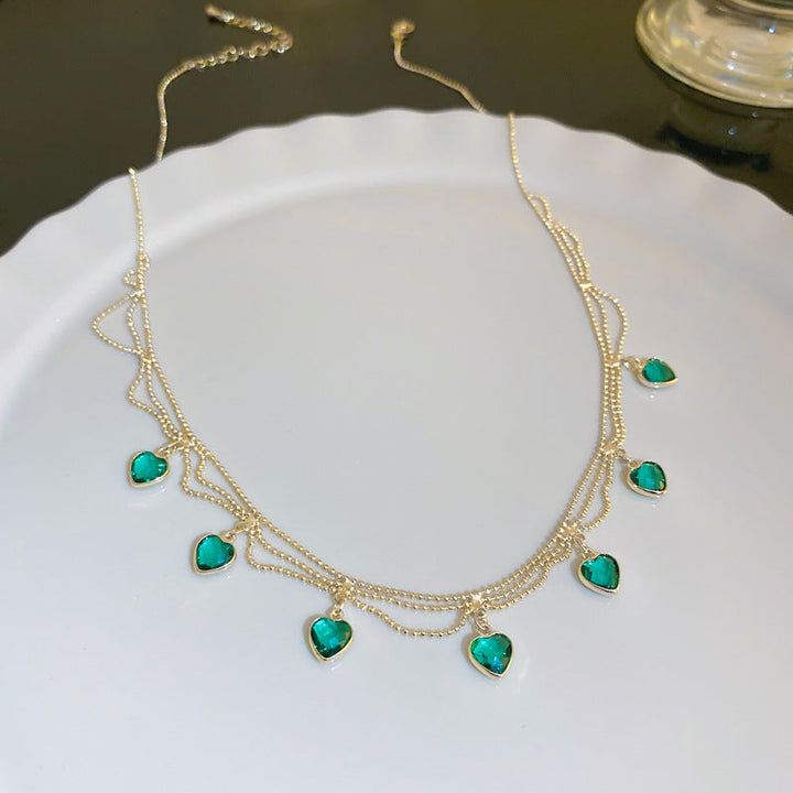 Goldene Halskette mit türkisfarbenen Herzanhängern, eleganter Schmuck für Damen.