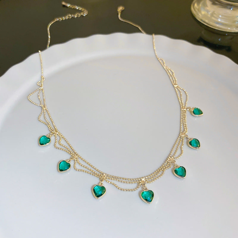 Goldene Halskette mit türkisfarbenen Herzanhängern, eleganter Schmuck für Damen.