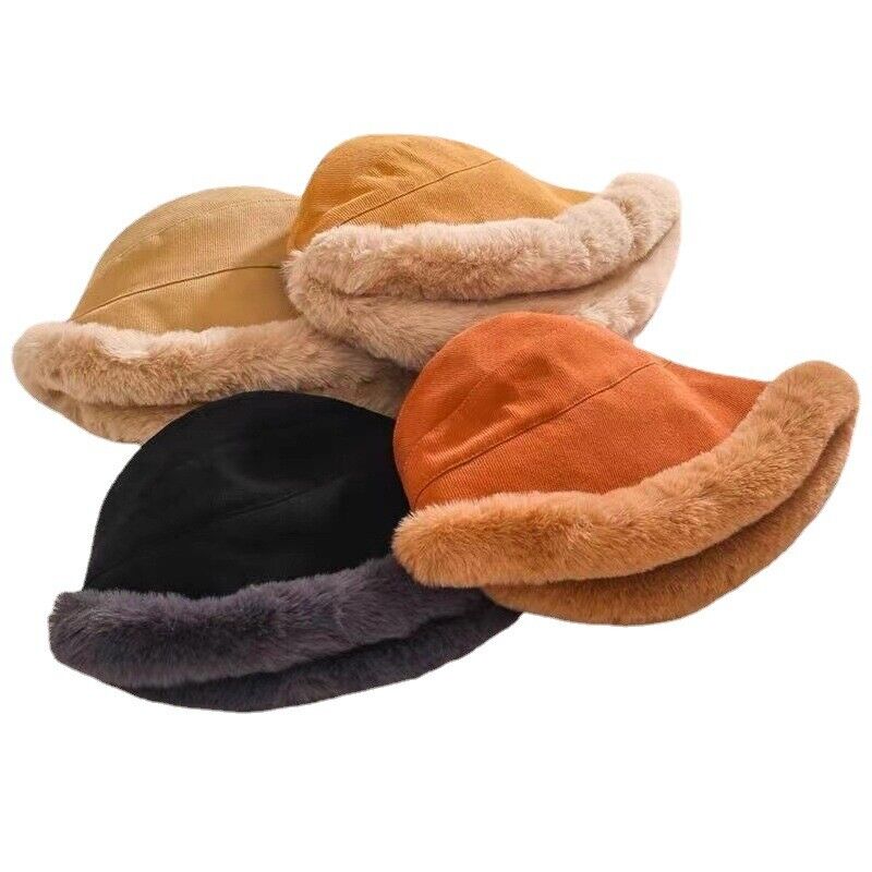 Vier Damen-Winterhüte mit Kunstfellrand in Schwarz, Braun, Beige und Orange.