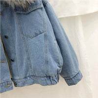 Damen Jeansjacke mit Kunstfellkragen, blau, modisch, lässig, Herbstmode, Denimjacke.
