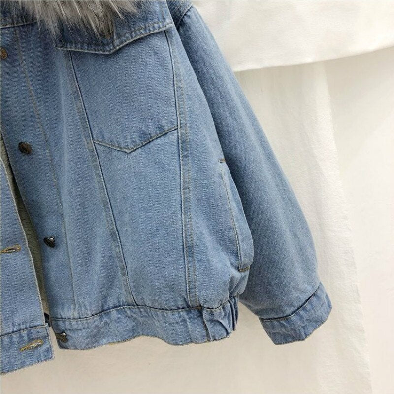 Damen Jeansjacke mit Kunstfellkragen, blau, modisch, lässig, Herbstmode, Denimjacke.