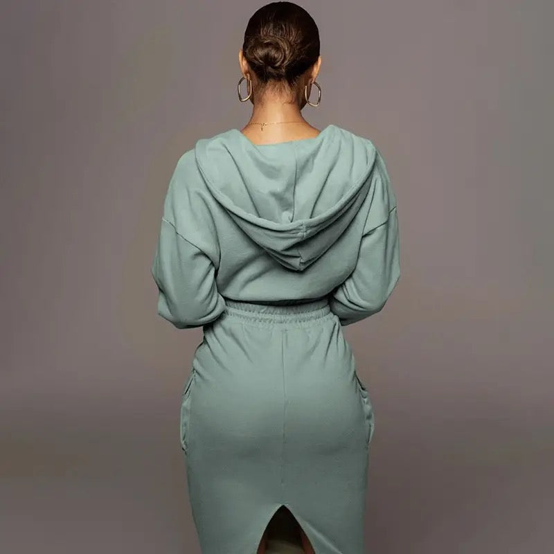 Frau in mintgrünem Kapuzenkleid aus Baumwolle, Rückansicht, modisch, bequem, Freizeitkleidung.