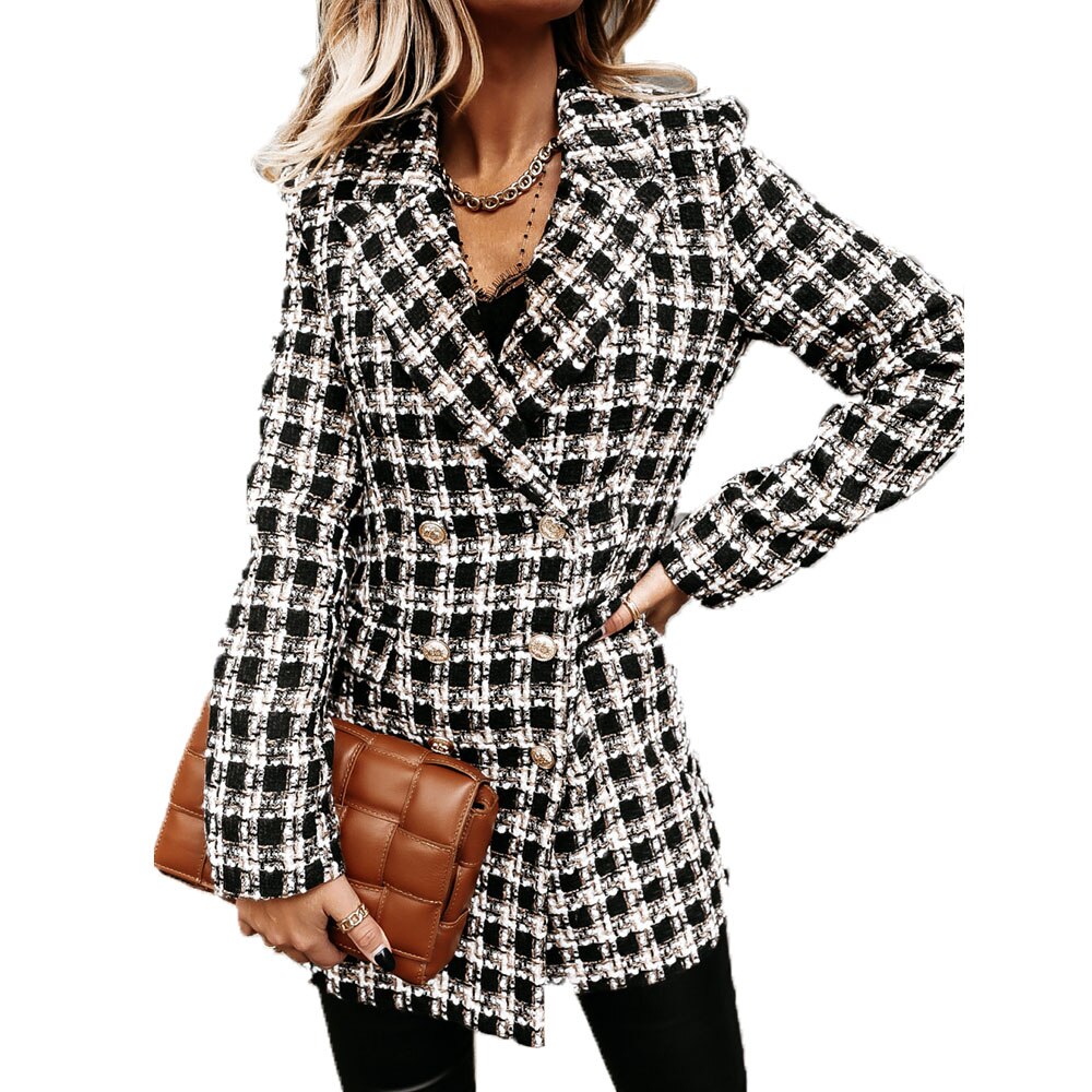 Frau in kariertem Blazer mit brauner Stepphandtasche, modisch, elegant, Herbstmode.