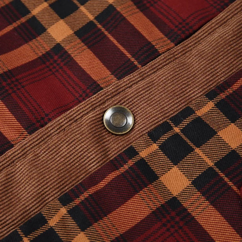 Kariertes Hemd aus Baumwolle, rot-schwarz, mit Knopfdetail, modisches Herrenbekleidungsstück.