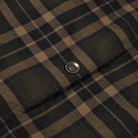 Kariertes Hemd aus Baumwolle in Grün und Braun mit Knopfdetail, Herrenmode, Freizeitkleidung.