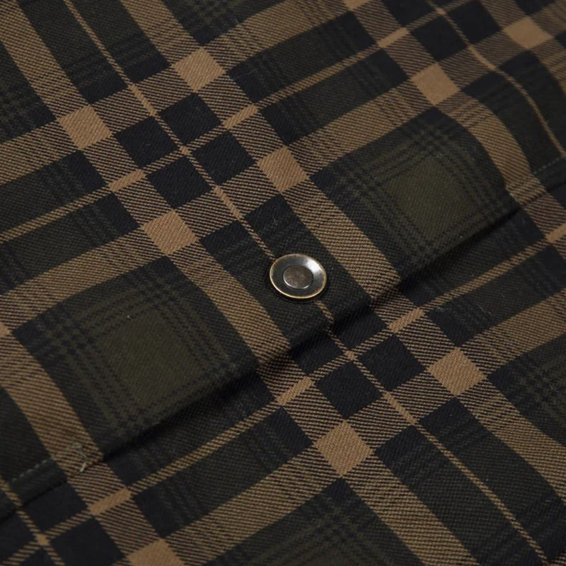 Kariertes Hemd aus Baumwolle in Grün und Braun mit Knopfdetail, Herrenmode, Freizeitkleidung.