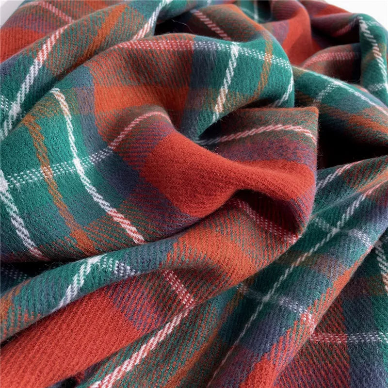 Karierter Wollstoff in Rot und Grün, weiches Material, ideal für Herbstmode und Heimtextilien.