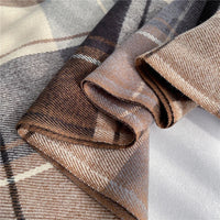 Brauner kariertes Wollstoff, weiches Material, ideal für Herbstmode und Heimtextilien.