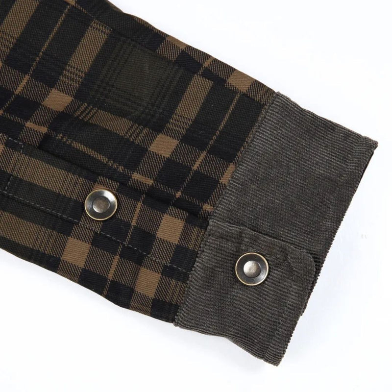 Kariertes Hemdärmel-Detail, braun-schwarz, Knöpfe, Baumwolle, Herrenmode, Herbstkollektion.