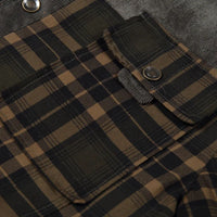 Grün-schwarz kariertes Hemd aus Baumwolle mit Knopftaschen, modisches Herrenbekleidungsstück.