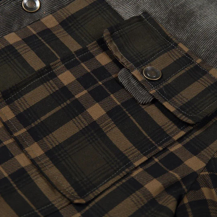 Grün-schwarz kariertes Hemd aus Baumwolle mit Knopftaschen, modisches Herrenbekleidungsstück.