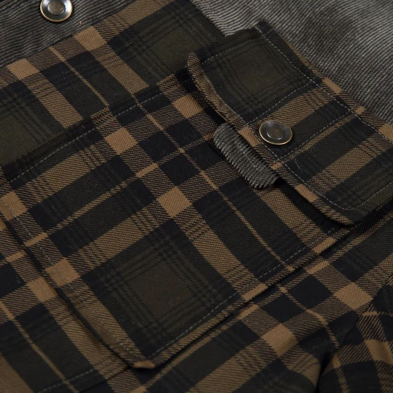 Grün-schwarz kariertes Hemd aus Baumwolle mit Knopftaschen, modisches Herrenbekleidungsstück.