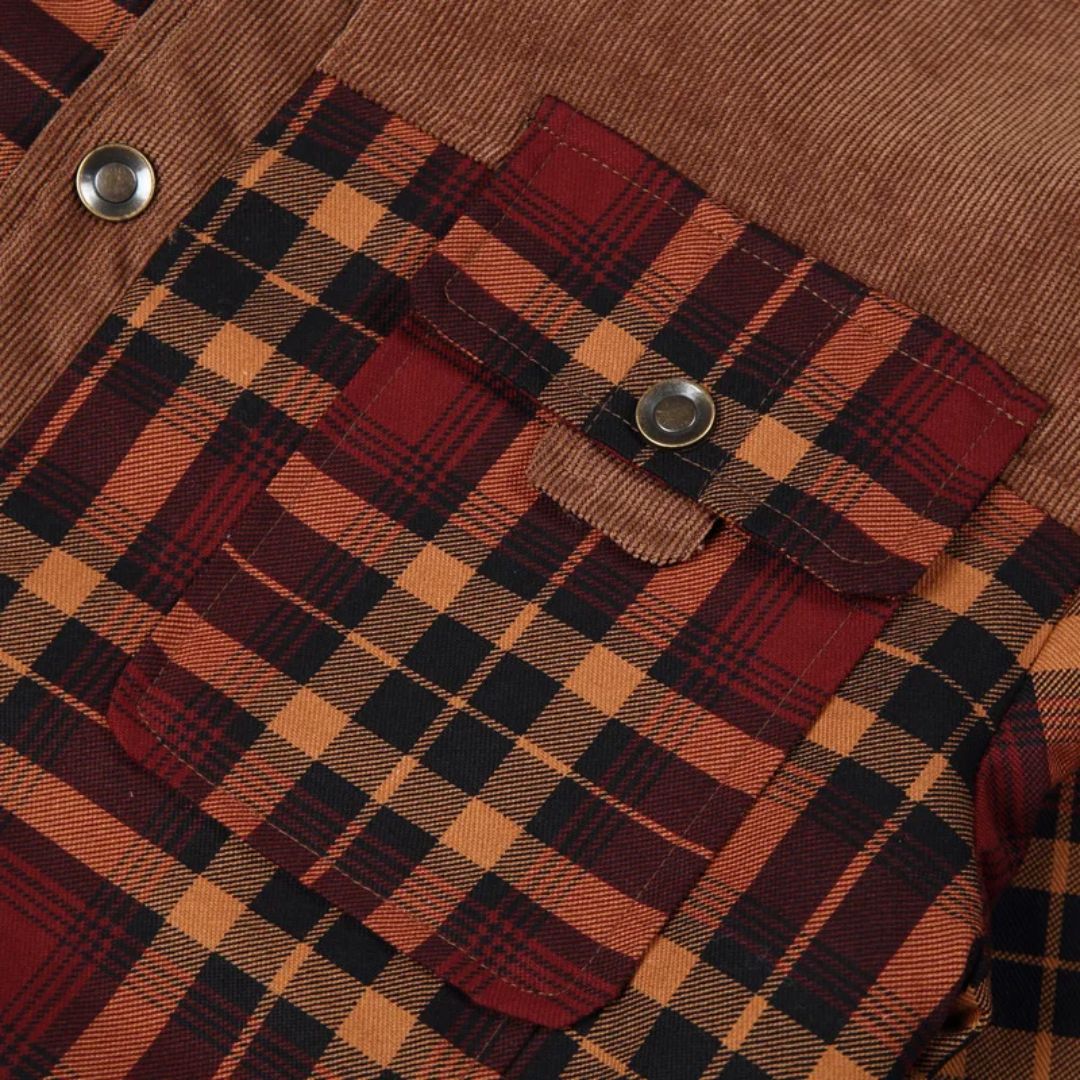 Kariertes Hemd aus Baumwolle, rot-schwarz, mit Knopftasche, Herrenmode, Herbstkleidung.