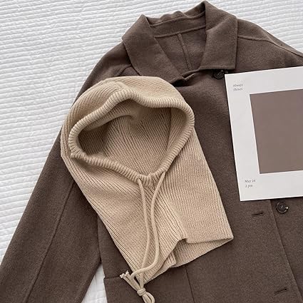 Brauner Wollmantel und beige Strickkapuze auf weißem Hintergrund, stilvolle Herbstmode.