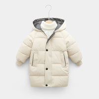 Beige Kinder-Daunenjacke mit Kapuze, Knöpfen und Taschen, ideal für Winterkleidung.
