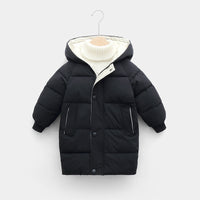 Schwarzer Kinderparka mit Kapuze, warm gefüttert, ideal für Winter, modisch und funktional.