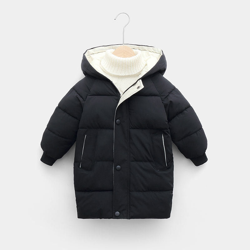 Schwarzer Kinderparka mit Kapuze, warm gefüttert, ideal für Winter, modisch und funktional.