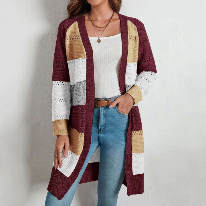 Frau trägt gestrickte Weste, mehrfarbig, lang, modisch, Herbstmode, Damenbekleidung.