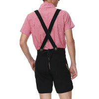 Mann in rotem Karohemd und schwarzer Lederhose mit Hosenträgern, Rückansicht.