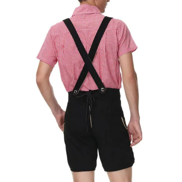 Mann in rotem Karohemd und schwarzer Lederhose mit Hosenträgern, Rückansicht.