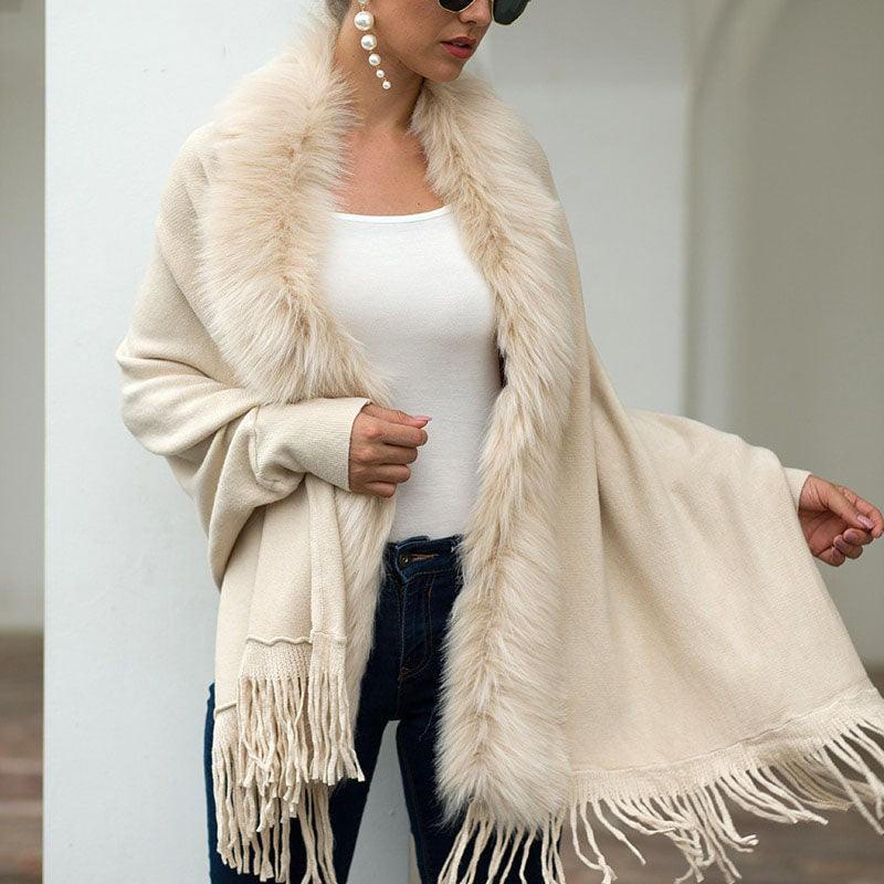 Damen Poncho beige mit Kunstfellkragen und Fransen, elegantes Winteraccessoire.