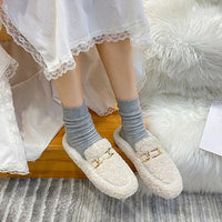 Damen Hausschuhe weiß Plüsch mit goldener Schnalle, gemütlich, modisch, auf Teppich.