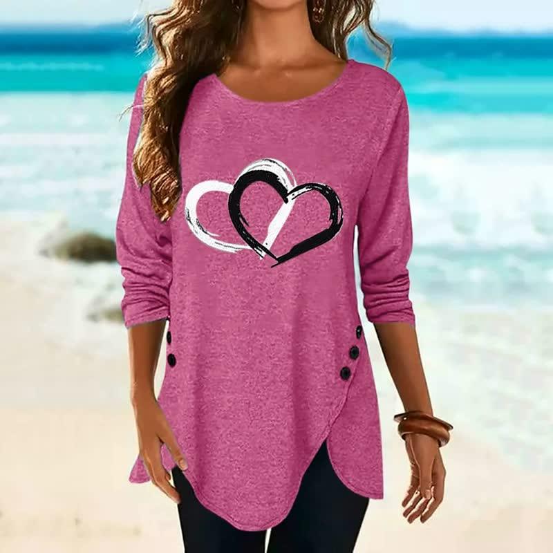 Frau in rosa Langarmshirt mit Herzmotiv am Strand, Damenmode, Freizeitkleidung, Sommer.