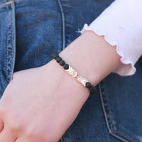 Armband mit Lavastein-Perlen und Chevron-Design, Aromatherapie, schwarz, weiß, auf Handgelenk.