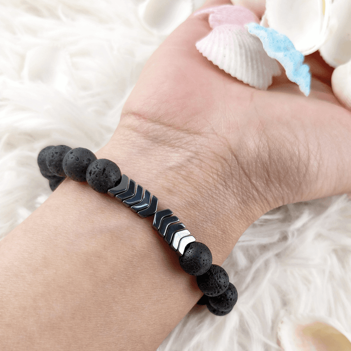 Armband mit Lavastein-Perlen, Chevron-Metallakzenten, Aromatherapie, Schwarz, Handgelenk.