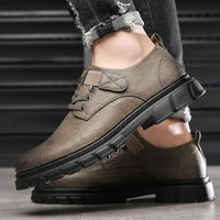 Braune Herrenschuhe aus Leder, lässig, robust, mit schwarzer Sohle, ideal für Freizeitkleidung.