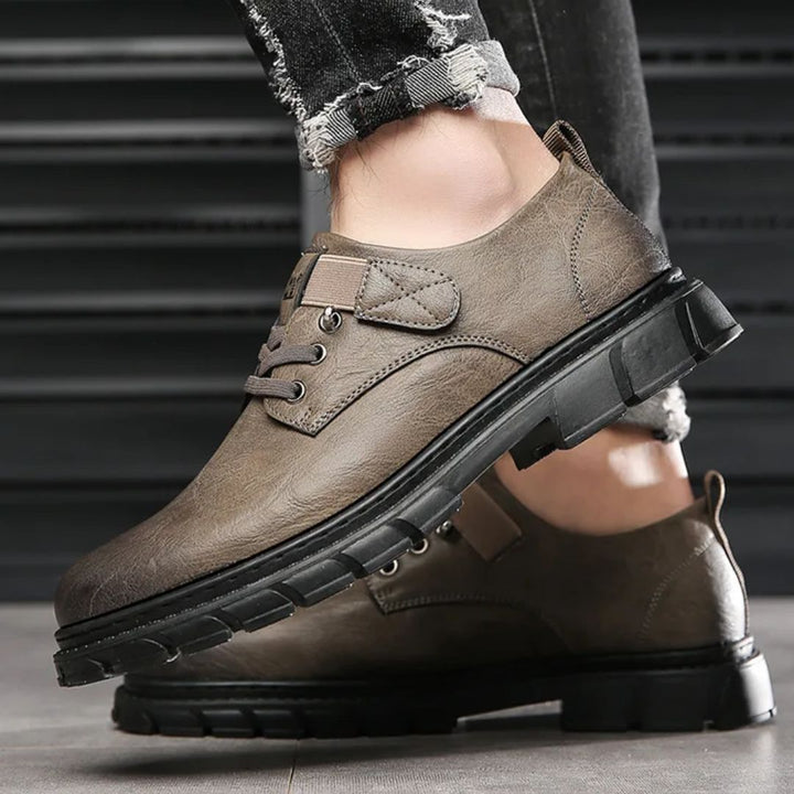 Braune Herrenschuhe aus Leder, lässig, robust, mit schwarzer Sohle, ideal für Freizeitkleidung.