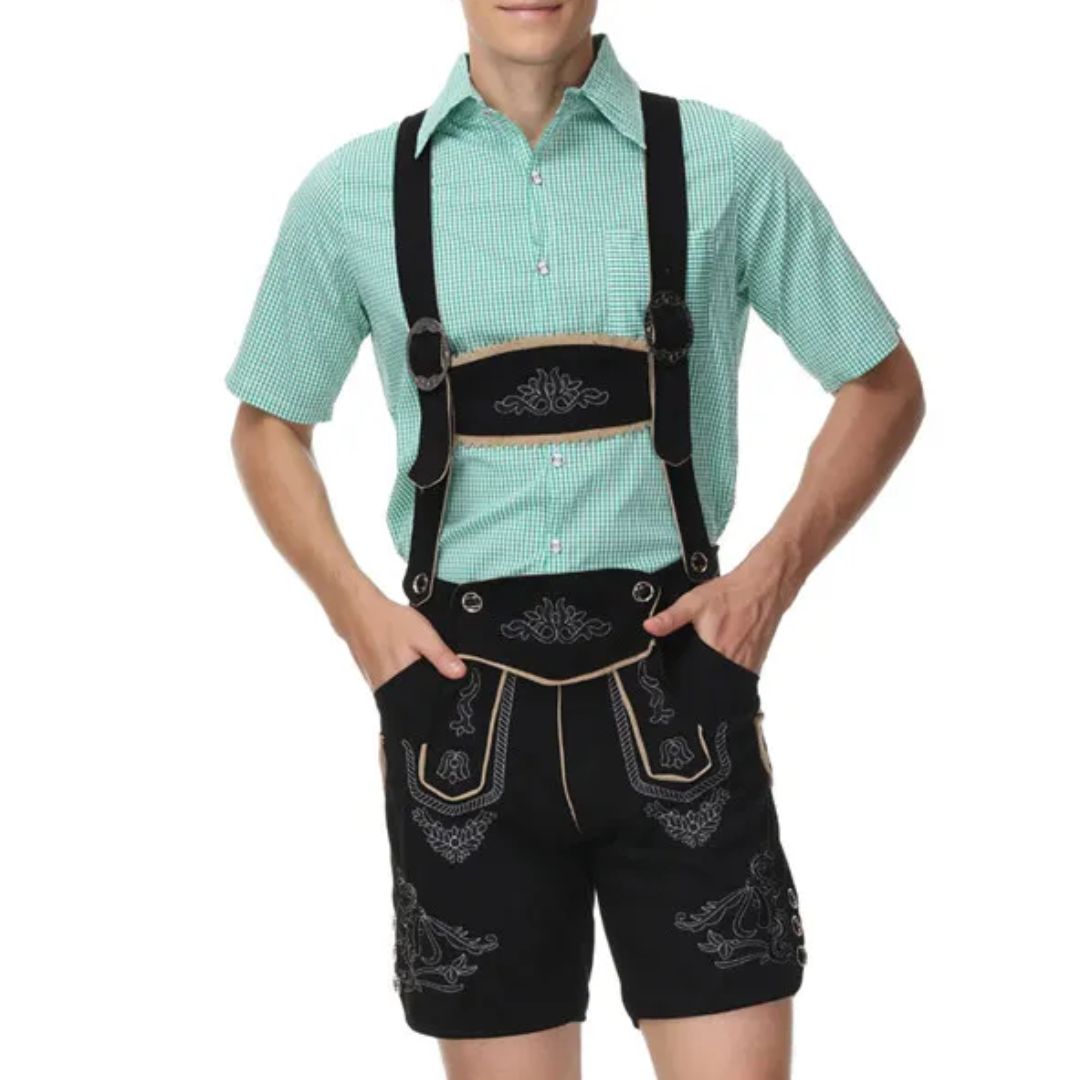 Mann in traditioneller Lederhose und grünem Hemd, Trachtenmode, Oktoberfest-Outfit.