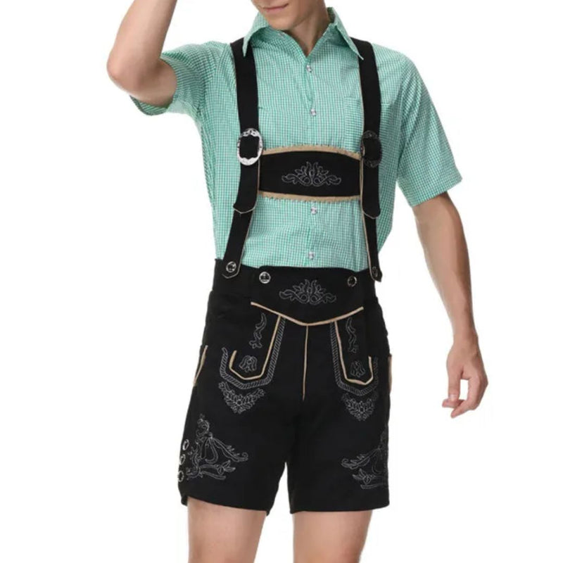 Mann in traditioneller schwarzer Lederhose mit grüner Trachtenhemd, bayerische Trachtenmode.